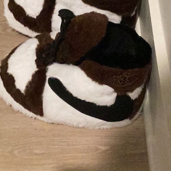 Sneaker Slippers in Travis Scott Look – Comfy adult AJ slippers - Picture 2 of 4